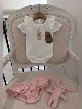 🩰 3~6 Mth Organic Cotton Baby Outfit Set with Eyelet Ruffle & Bunny Applique NWT
